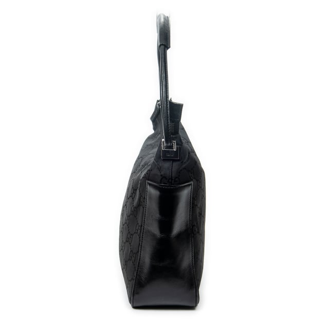 Gucci Bolsas Zip Shoulder Hobo  Bolso bandolera en Negro Lienzo y Plata hardware. El producto está en en Excelentes Condiciones (A).
  Dimensiones: 26x23.5x9.5 cm 
  Accesorios incluidos: None
    
  BrandCo Paris encuentra artículos raros y en las mejores condiciones a precios increíbles. ¡Vale la pena tener paciencia! Compra con confianza: todos los artículos de BrandCo Paris son seleccionados y autenticados cuidadosamente por nuestro equipo de expertos.
  Todos los artículos vienen con un certificado de autenticidad y un embalaje entregado por BrandCo Paris.
  Tabla de clasificación de la condición del artículo
  N (como nuevo)
  AA (perfecto estado)
  A (excelente estado)
  AB (muy buen estado)
  B (bueno/regular)