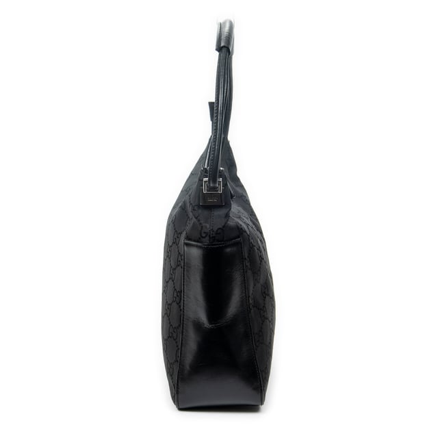 Gucci Bolsas Zip Shoulder Hobo  Bolso bandolera en Negro Lienzo y Plata hardware. El producto está en en Excelentes Condiciones (A).
  Dimensiones: 26x23.5x9.5 cm 
  Accesorios incluidos: None
    
  BrandCo Paris encuentra artículos raros y en las mejores condiciones a precios increíbles. ¡Vale la pena tener paciencia! Compra con confianza: todos los artículos de BrandCo Paris son seleccionados y autenticados cuidadosamente por nuestro equipo de expertos.
  Todos los artículos vienen con un certificado de autenticidad y un embalaje entregado por BrandCo Paris.
  Tabla de clasificación de la condición del artículo
  N (como nuevo)
  AA (perfecto estado)
  A (excelente estado)
  AB (muy buen estado)
  B (bueno/regular)