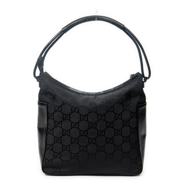 Gucci Bolsas Zip Shoulder Hobo  Bolso bandolera en Negro Lienzo y Plata hardware. El producto está en en Excelentes Condiciones (A).
  Dimensiones: 26x23.5x9.5 cm 
  Accesorios incluidos: None
    
  BrandCo Paris encuentra artículos raros y en las mejores condiciones a precios increíbles. ¡Vale la pena tener paciencia! Compra con confianza: todos los artículos de BrandCo Paris son seleccionados y autenticados cuidadosamente por nuestro equipo de expertos.
  Todos los artículos vienen con un certificado de autenticidad y un embalaje entregado por BrandCo Paris.
  Tabla de clasificación de la condición del artículo
  N (como nuevo)
  AA (perfecto estado)
  A (excelente estado)
  AB (muy buen estado)
  B (bueno/regular)