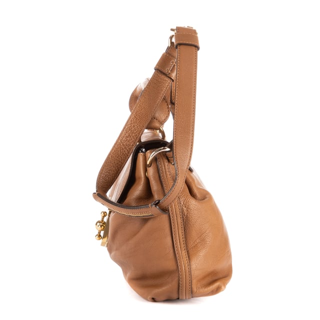 Chloé Tassen Elsie  Schoudertas in de Bruin Kalfsleer in de Goud  hardware. Het product is in In Uitstekende Staat (A).
  Afmetingen: 25x19x9 cm 
  Inclusief accessoires: Dustbag
      
  BrandCo Paris vindt zeldzame artikelen in de beste staat voor ongelooflijke prijzen. Het is de moeite waard om geduldig te zijn! Koop met vertrouwen: alle artikelen van BrandCo Paris worden zorgvuldig geselecteerd en geverifieerd door ons team van experts.

  Alle artikelen worden geleverd met een certificaat van echtheid en verpakt door BrandCo Paris.

  Classificatietabel voor de conditie van het artikel:

  N (als nieuw)
  AA (perfecte staat)
  A (uitstekende staat)
  AB (zeer goede staat)
  B (goede/redelijke staat)