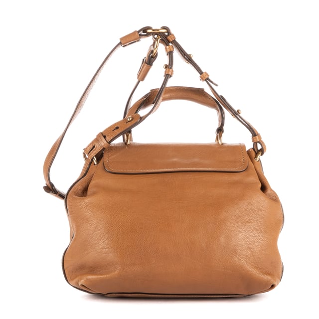Chloé Tassen Elsie  Schoudertas in de Bruin Kalfsleer in de Goud  hardware. Het product is in In Uitstekende Staat (A).
  Afmetingen: 25x19x9 cm 
  Inclusief accessoires: Dustbag
      
  BrandCo Paris vindt zeldzame artikelen in de beste staat voor ongelooflijke prijzen. Het is de moeite waard om geduldig te zijn! Koop met vertrouwen: alle artikelen van BrandCo Paris worden zorgvuldig geselecteerd en geverifieerd door ons team van experts.

  Alle artikelen worden geleverd met een certificaat van echtheid en verpakt door BrandCo Paris.

  Classificatietabel voor de conditie van het artikel:

  N (als nieuw)
  AA (perfecte staat)
  A (uitstekende staat)
  AB (zeer goede staat)
  B (goede/redelijke staat)