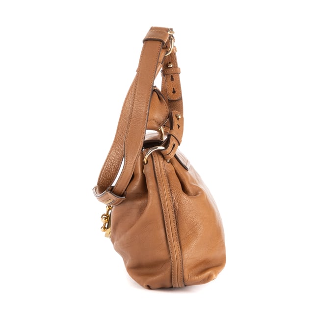Chloé Tassen Elsie  Schoudertas in de Bruin Kalfsleer in de Goud  hardware. Het product is in In Uitstekende Staat (A).
  Afmetingen: 25x19x9 cm 
  Inclusief accessoires: Dustbag
      
  BrandCo Paris vindt zeldzame artikelen in de beste staat voor ongelooflijke prijzen. Het is de moeite waard om geduldig te zijn! Koop met vertrouwen: alle artikelen van BrandCo Paris worden zorgvuldig geselecteerd en geverifieerd door ons team van experts.

  Alle artikelen worden geleverd met een certificaat van echtheid en verpakt door BrandCo Paris.

  Classificatietabel voor de conditie van het artikel:

  N (als nieuw)
  AA (perfecte staat)
  A (uitstekende staat)
  AB (zeer goede staat)
  B (goede/redelijke staat)