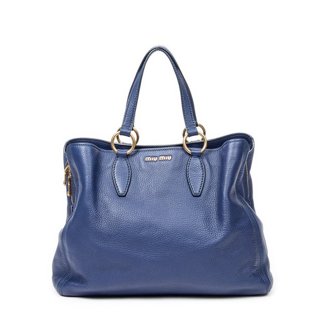 Miu Miu Bolsas 2way Zip Shopping Tote  Bolso bandolera en Azul Piel de becerro y Oro hardware. El producto está en en Excelentes Condiciones (A).
  Dimensiones: 40x32x15 cm 
  Accesorios incluidos: Strap
    
  BrandCo Paris encuentra artículos raros y en las mejores condiciones a precios increíbles. ¡Vale la pena tener paciencia! Compra con confianza: todos los artículos de BrandCo Paris son seleccionados y autenticados cuidadosamente por nuestro equipo de expertos.
  Todos los artículos vienen con un certificado de autenticidad y un embalaje entregado por BrandCo Paris.
  Tabla de clasificación de la condición del artículo
  N (como nuevo)
  AA (perfecto estado)
  A (excelente estado)
  AB (muy buen estado)
  B (bueno/regular)
