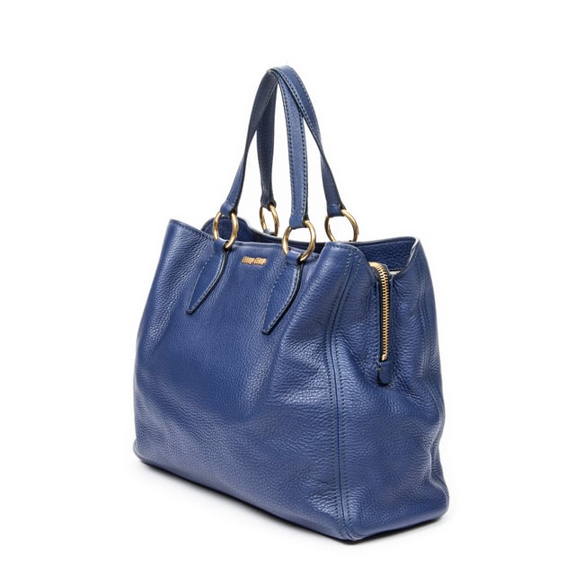 Miu Miu Bolsas 2way Zip Shopping Tote  Bolso bandolera en Azul Piel de becerro y Oro hardware. El producto está en en Excelentes Condiciones (A).
  Dimensiones: 40x32x15 cm 
  Accesorios incluidos: Strap
    
  BrandCo Paris encuentra artículos raros y en las mejores condiciones a precios increíbles. ¡Vale la pena tener paciencia! Compra con confianza: todos los artículos de BrandCo Paris son seleccionados y autenticados cuidadosamente por nuestro equipo de expertos.
  Todos los artículos vienen con un certificado de autenticidad y un embalaje entregado por BrandCo Paris.
  Tabla de clasificación de la condición del artículo
  N (como nuevo)
  AA (perfecto estado)
  A (excelente estado)
  AB (muy buen estado)
  B (bueno/regular)