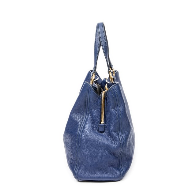 Miu Miu Bolsas 2way Zip Shopping Tote  Bolso bandolera en Azul Piel de becerro y Oro hardware. El producto está en en Excelentes Condiciones (A).
  Dimensiones: 40x32x15 cm 
  Accesorios incluidos: Strap
    
  BrandCo Paris encuentra artículos raros y en las mejores condiciones a precios increíbles. ¡Vale la pena tener paciencia! Compra con confianza: todos los artículos de BrandCo Paris son seleccionados y autenticados cuidadosamente por nuestro equipo de expertos.
  Todos los artículos vienen con un certificado de autenticidad y un embalaje entregado por BrandCo Paris.
  Tabla de clasificación de la condición del artículo
  N (como nuevo)
  AA (perfecto estado)
  A (excelente estado)
  AB (muy buen estado)
  B (bueno/regular)