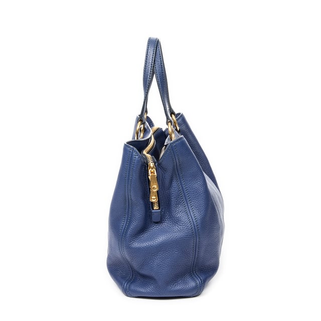 Miu Miu Bolsas 2way Zip Shopping Tote  Bolso bandolera en Azul Piel de becerro y Oro hardware. El producto está en en Excelentes Condiciones (A).
  Dimensiones: 40x32x15 cm 
  Accesorios incluidos: Strap
    
  BrandCo Paris encuentra artículos raros y en las mejores condiciones a precios increíbles. ¡Vale la pena tener paciencia! Compra con confianza: todos los artículos de BrandCo Paris son seleccionados y autenticados cuidadosamente por nuestro equipo de expertos.
  Todos los artículos vienen con un certificado de autenticidad y un embalaje entregado por BrandCo Paris.
  Tabla de clasificación de la condición del artículo
  N (como nuevo)
  AA (perfecto estado)
  A (excelente estado)
  AB (muy buen estado)
  B (bueno/regular)