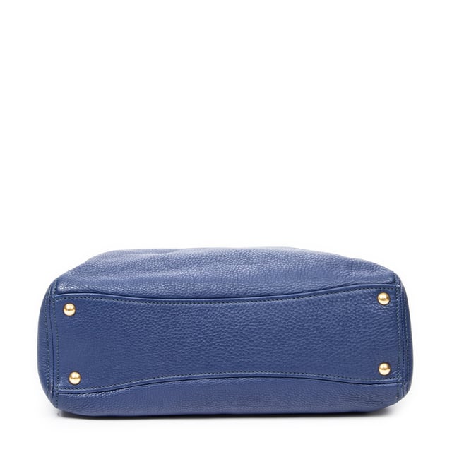 Miu Miu Bolsas 2way Zip Shopping Tote  Bolso bandolera en Azul Piel de becerro y Oro hardware. El producto está en en Excelentes Condiciones (A).
  Dimensiones: 40x32x15 cm 
  Accesorios incluidos: Strap
    
  BrandCo Paris encuentra artículos raros y en las mejores condiciones a precios increíbles. ¡Vale la pena tener paciencia! Compra con confianza: todos los artículos de BrandCo Paris son seleccionados y autenticados cuidadosamente por nuestro equipo de expertos.
  Todos los artículos vienen con un certificado de autenticidad y un embalaje entregado por BrandCo Paris.
  Tabla de clasificación de la condición del artículo
  N (como nuevo)
  AA (perfecto estado)
  A (excelente estado)
  AB (muy buen estado)
  B (bueno/regular)