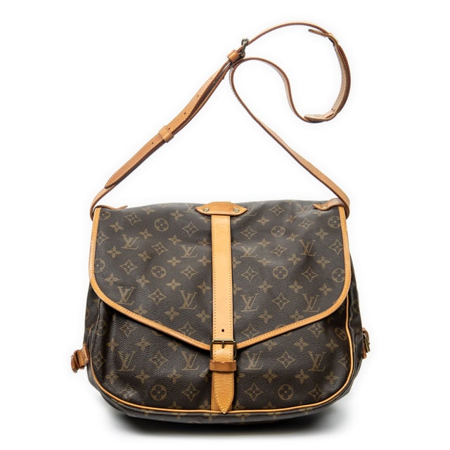Louis Vuitton Bolsas Saumur GM Bolso bandolera en Marrón Lona recubierta y Latón dorado hardware. El producto está en en Muy Buenas Condiciones (AB).
  Dimensiones: 35x26x24 cm 
  Accesorios incluidos: None
    
  BrandCo Paris encuentra artículos raros y en las mejores condiciones a precios increíbles. ¡Vale la pena tener paciencia! Compra con confianza: todos los artículos de BrandCo Paris son seleccionados y autenticados cuidadosamente por nuestro equipo de expertos.
  Todos los artículos vienen con un certificado de autenticidad y un embalaje entregado por BrandCo Paris.
  Tabla de clasificación de la condición del artículo
  N (como nuevo)
  AA (perfecto estado)
  A (excelente estado)
  AB (muy buen estado)
  B (bueno/regular)