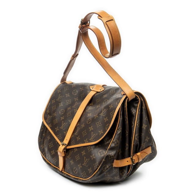 Louis Vuitton Bolsas Saumur GM Bolso bandolera en Marrón Lona recubierta y Latón dorado hardware. El producto está en en Muy Buenas Condiciones (AB).
  Dimensiones: 35x26x24 cm 
  Accesorios incluidos: None
    
  BrandCo Paris encuentra artículos raros y en las mejores condiciones a precios increíbles. ¡Vale la pena tener paciencia! Compra con confianza: todos los artículos de BrandCo Paris son seleccionados y autenticados cuidadosamente por nuestro equipo de expertos.
  Todos los artículos vienen con un certificado de autenticidad y un embalaje entregado por BrandCo Paris.
  Tabla de clasificación de la condición del artículo
  N (como nuevo)
  AA (perfecto estado)
  A (excelente estado)
  AB (muy buen estado)
  B (bueno/regular)