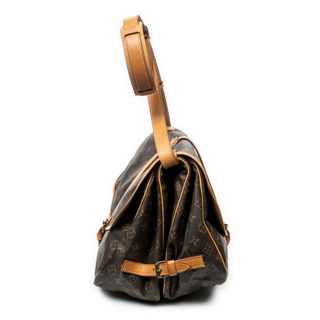 Louis Vuitton Bolsas Saumur GM Bolso bandolera en Marrón Lona recubierta y Latón dorado hardware. El producto está en en Muy Buenas Condiciones (AB).
  Dimensiones: 35x26x24 cm 
  Accesorios incluidos: None
    
  BrandCo Paris encuentra artículos raros y en las mejores condiciones a precios increíbles. ¡Vale la pena tener paciencia! Compra con confianza: todos los artículos de BrandCo Paris son seleccionados y autenticados cuidadosamente por nuestro equipo de expertos.
  Todos los artículos vienen con un certificado de autenticidad y un embalaje entregado por BrandCo Paris.
  Tabla de clasificación de la condición del artículo
  N (como nuevo)
  AA (perfecto estado)
  A (excelente estado)
  AB (muy buen estado)
  B (bueno/regular)