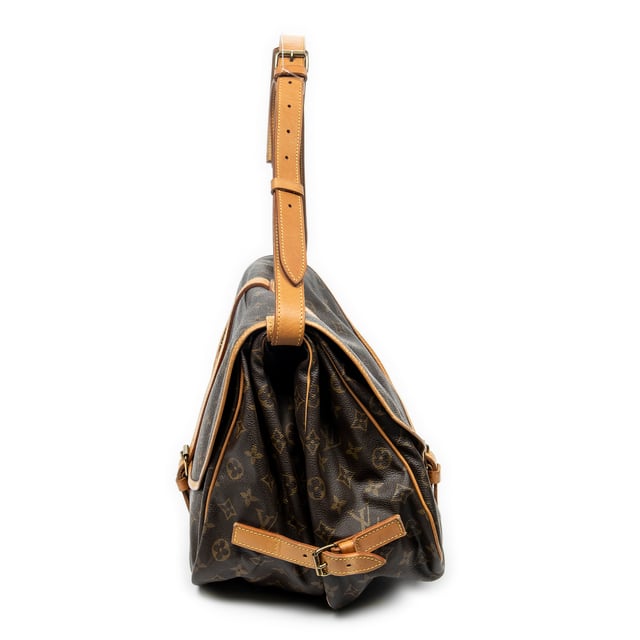 Louis Vuitton Bolsas Saumur GM Bolso bandolera en Marrón Lona recubierta y Latón dorado hardware. El producto está en en Muy Buenas Condiciones (AB).
  Dimensiones: 35x26x24 cm 
  Accesorios incluidos: None
    
  BrandCo Paris encuentra artículos raros y en las mejores condiciones a precios increíbles. ¡Vale la pena tener paciencia! Compra con confianza: todos los artículos de BrandCo Paris son seleccionados y autenticados cuidadosamente por nuestro equipo de expertos.
  Todos los artículos vienen con un certificado de autenticidad y un embalaje entregado por BrandCo Paris.
  Tabla de clasificación de la condición del artículo
  N (como nuevo)
  AA (perfecto estado)
  A (excelente estado)
  AB (muy buen estado)
  B (bueno/regular)