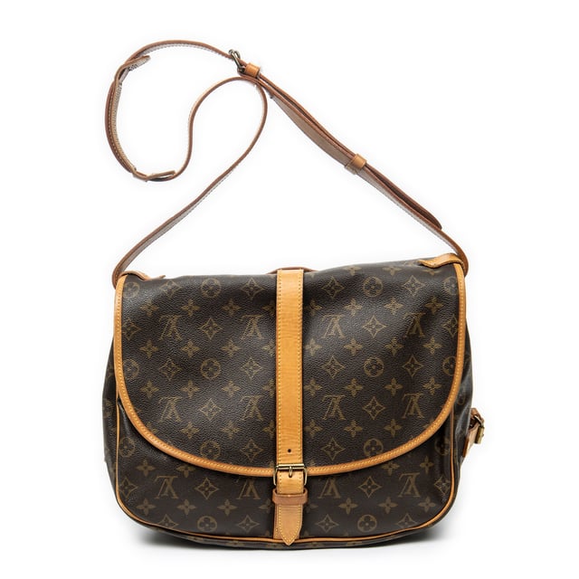 Louis Vuitton Bolsas Saumur GM Bolso bandolera en Marrón Lona recubierta y Latón dorado hardware. El producto está en en Muy Buenas Condiciones (AB).
  Dimensiones: 35x26x24 cm 
  Accesorios incluidos: None
    
  BrandCo Paris encuentra artículos raros y en las mejores condiciones a precios increíbles. ¡Vale la pena tener paciencia! Compra con confianza: todos los artículos de BrandCo Paris son seleccionados y autenticados cuidadosamente por nuestro equipo de expertos.
  Todos los artículos vienen con un certificado de autenticidad y un embalaje entregado por BrandCo Paris.
  Tabla de clasificación de la condición del artículo
  N (como nuevo)
  AA (perfecto estado)
  A (excelente estado)
  AB (muy buen estado)
  B (bueno/regular)