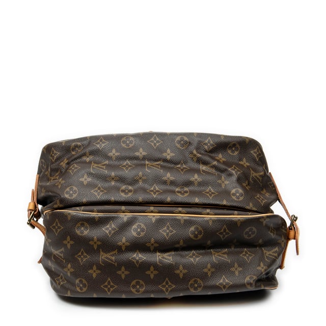 Louis Vuitton Bolsas Saumur GM Bolso bandolera en Marrón Lona recubierta y Latón dorado hardware. El producto está en en Muy Buenas Condiciones (AB).
  Dimensiones: 35x26x24 cm 
  Accesorios incluidos: None
    
  BrandCo Paris encuentra artículos raros y en las mejores condiciones a precios increíbles. ¡Vale la pena tener paciencia! Compra con confianza: todos los artículos de BrandCo Paris son seleccionados y autenticados cuidadosamente por nuestro equipo de expertos.
  Todos los artículos vienen con un certificado de autenticidad y un embalaje entregado por BrandCo Paris.
  Tabla de clasificación de la condición del artículo
  N (como nuevo)
  AA (perfecto estado)
  A (excelente estado)
  AB (muy buen estado)
  B (bueno/regular)