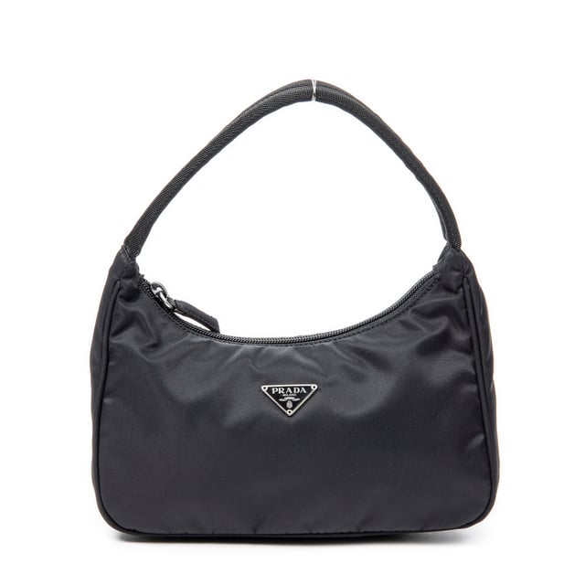 Prada Tassen Vintage Mini Zip Hobo  Schoudertas in de Zwart Doek in de Zilver  hardware. Het product is in In Uitstekende Staat (A).
  Afmetingen: 21x19x8 cm 
  Inclusief accessoires: None
      
  BrandCo Paris vindt zeldzame artikelen in de beste staat voor ongelooflijke prijzen. Het is de moeite waard om geduldig te zijn! Koop met vertrouwen: alle artikelen van BrandCo Paris worden zorgvuldig geselecteerd en geverifieerd door ons team van experts.

  Alle artikelen worden geleverd met een certificaat van echtheid en verpakt door BrandCo Paris.

  Classificatietabel voor de conditie van het artikel:

  N (als nieuw)
  AA (perfecte staat)
  A (uitstekende staat)
  AB (zeer goede staat)
  B (goede/redelijke staat)