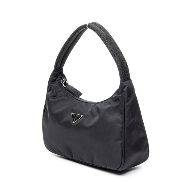 Prada Tassen Vintage Mini Zip Hobo  Schoudertas in de Zwart Doek in de Zilver  hardware. Het product is in In Uitstekende Staat (A).
  Afmetingen: 21x19x8 cm 
  Inclusief accessoires: None
      
  BrandCo Paris vindt zeldzame artikelen in de beste staat voor ongelooflijke prijzen. Het is de moeite waard om geduldig te zijn! Koop met vertrouwen: alle artikelen van BrandCo Paris worden zorgvuldig geselecteerd en geverifieerd door ons team van experts.

  Alle artikelen worden geleverd met een certificaat van echtheid en verpakt door BrandCo Paris.

  Classificatietabel voor de conditie van het artikel:

  N (als nieuw)
  AA (perfecte staat)
  A (uitstekende staat)
  AB (zeer goede staat)
  B (goede/redelijke staat)