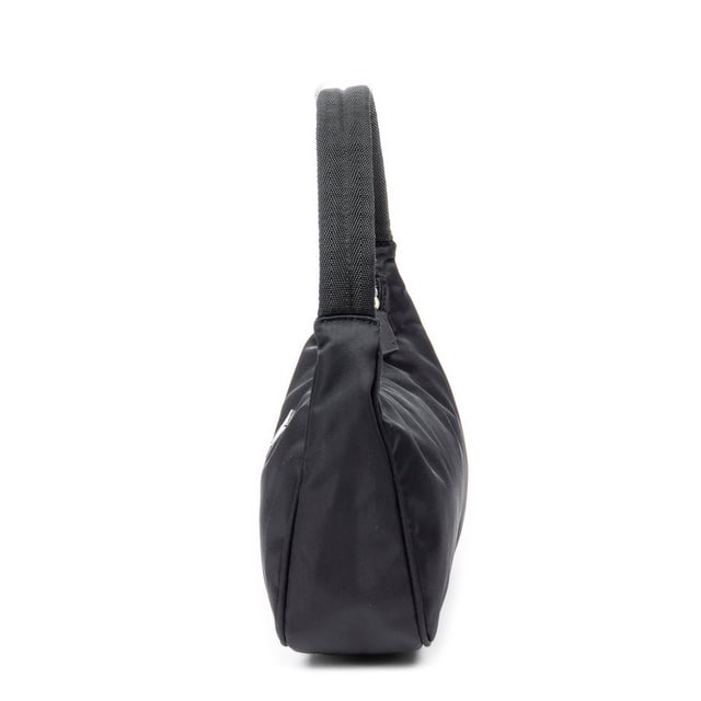 Prada Tassen Vintage Mini Zip Hobo  Schoudertas in de Zwart Doek in de Zilver  hardware. Het product is in In Uitstekende Staat (A).
  Afmetingen: 21x19x8 cm 
  Inclusief accessoires: None
      
  BrandCo Paris vindt zeldzame artikelen in de beste staat voor ongelooflijke prijzen. Het is de moeite waard om geduldig te zijn! Koop met vertrouwen: alle artikelen van BrandCo Paris worden zorgvuldig geselecteerd en geverifieerd door ons team van experts.

  Alle artikelen worden geleverd met een certificaat van echtheid en verpakt door BrandCo Paris.

  Classificatietabel voor de conditie van het artikel:

  N (als nieuw)
  AA (perfecte staat)
  A (uitstekende staat)
  AB (zeer goede staat)
  B (goede/redelijke staat)