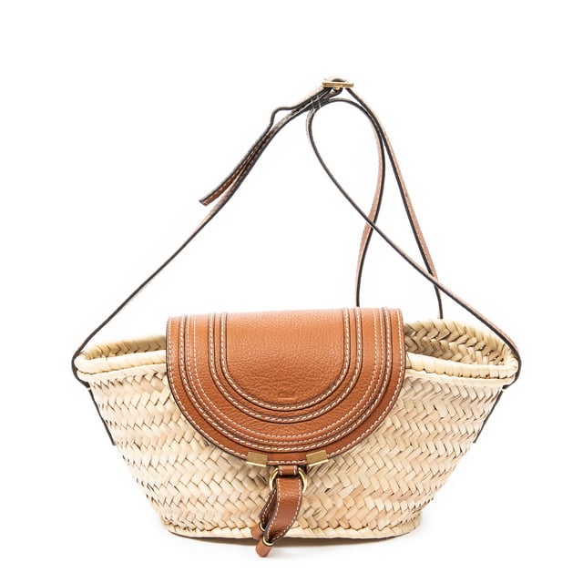 Chloé Bolsas Small Marcie Basket  Bolso bandolera en Beige/Marrón Lienzo y Oro hardware. El producto está en en Excelentes Condiciones (A).
  Dimensiones: 21x14x13 cm 
  Accesorios incluidos: None
    
  BrandCo Paris encuentra artículos raros y en las mejores condiciones a precios increíbles. ¡Vale la pena tener paciencia! Compra con confianza: todos los artículos de BrandCo Paris son seleccionados y autenticados cuidadosamente por nuestro equipo de expertos.
  Todos los artículos vienen con un certificado de autenticidad y un embalaje entregado por BrandCo Paris.
  Tabla de clasificación de la condición del artículo
  N (como nuevo)
  AA (perfecto estado)
  A (excelente estado)
  AB (muy buen estado)
  B (bueno/regular)