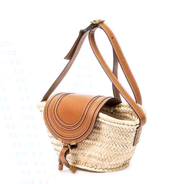 Chloé Bolsas Small Marcie Basket  Bolso bandolera en Beige/Marrón Lienzo y Oro hardware. El producto está en en Excelentes Condiciones (A).
  Dimensiones: 21x14x13 cm 
  Accesorios incluidos: None
    
  BrandCo Paris encuentra artículos raros y en las mejores condiciones a precios increíbles. ¡Vale la pena tener paciencia! Compra con confianza: todos los artículos de BrandCo Paris son seleccionados y autenticados cuidadosamente por nuestro equipo de expertos.
  Todos los artículos vienen con un certificado de autenticidad y un embalaje entregado por BrandCo Paris.
  Tabla de clasificación de la condición del artículo
  N (como nuevo)
  AA (perfecto estado)
  A (excelente estado)
  AB (muy buen estado)
  B (bueno/regular)