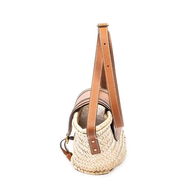 Chloé Bolsas Small Marcie Basket  Bolso bandolera en Beige/Marrón Lienzo y Oro hardware. El producto está en en Excelentes Condiciones (A).
  Dimensiones: 21x14x13 cm 
  Accesorios incluidos: None
    
  BrandCo Paris encuentra artículos raros y en las mejores condiciones a precios increíbles. ¡Vale la pena tener paciencia! Compra con confianza: todos los artículos de BrandCo Paris son seleccionados y autenticados cuidadosamente por nuestro equipo de expertos.
  Todos los artículos vienen con un certificado de autenticidad y un embalaje entregado por BrandCo Paris.
  Tabla de clasificación de la condición del artículo
  N (como nuevo)
  AA (perfecto estado)
  A (excelente estado)
  AB (muy buen estado)
  B (bueno/regular)