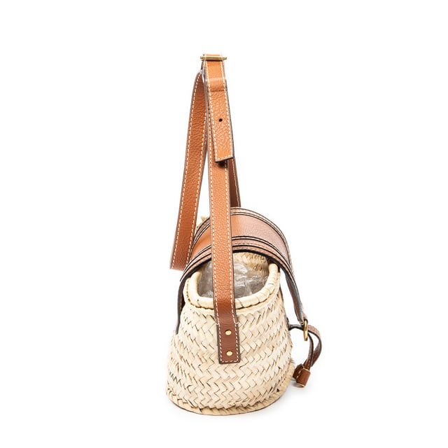 Chloé Bolsas Small Marcie Basket  Bolso bandolera en Beige/Marrón Lienzo y Oro hardware. El producto está en en Excelentes Condiciones (A).
  Dimensiones: 21x14x13 cm 
  Accesorios incluidos: None
    
  BrandCo Paris encuentra artículos raros y en las mejores condiciones a precios increíbles. ¡Vale la pena tener paciencia! Compra con confianza: todos los artículos de BrandCo Paris son seleccionados y autenticados cuidadosamente por nuestro equipo de expertos.
  Todos los artículos vienen con un certificado de autenticidad y un embalaje entregado por BrandCo Paris.
  Tabla de clasificación de la condición del artículo
  N (como nuevo)
  AA (perfecto estado)
  A (excelente estado)
  AB (muy buen estado)
  B (bueno/regular)