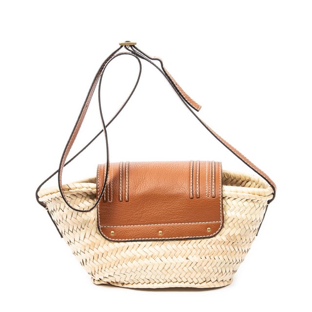 Chloé Bolsas Small Marcie Basket  Bolso bandolera en Beige/Marrón Lienzo y Oro hardware. El producto está en en Excelentes Condiciones (A).
  Dimensiones: 21x14x13 cm 
  Accesorios incluidos: None
    
  BrandCo Paris encuentra artículos raros y en las mejores condiciones a precios increíbles. ¡Vale la pena tener paciencia! Compra con confianza: todos los artículos de BrandCo Paris son seleccionados y autenticados cuidadosamente por nuestro equipo de expertos.
  Todos los artículos vienen con un certificado de autenticidad y un embalaje entregado por BrandCo Paris.
  Tabla de clasificación de la condición del artículo
  N (como nuevo)
  AA (perfecto estado)
  A (excelente estado)
  AB (muy buen estado)
  B (bueno/regular)