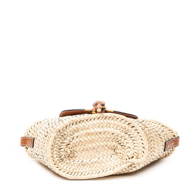 Chloé Bolsas Small Marcie Basket  Bolso bandolera en Beige/Marrón Lienzo y Oro hardware. El producto está en en Excelentes Condiciones (A).
  Dimensiones: 21x14x13 cm 
  Accesorios incluidos: None
    
  BrandCo Paris encuentra artículos raros y en las mejores condiciones a precios increíbles. ¡Vale la pena tener paciencia! Compra con confianza: todos los artículos de BrandCo Paris son seleccionados y autenticados cuidadosamente por nuestro equipo de expertos.
  Todos los artículos vienen con un certificado de autenticidad y un embalaje entregado por BrandCo Paris.
  Tabla de clasificación de la condición del artículo
  N (como nuevo)
  AA (perfecto estado)
  A (excelente estado)
  AB (muy buen estado)
  B (bueno/regular)