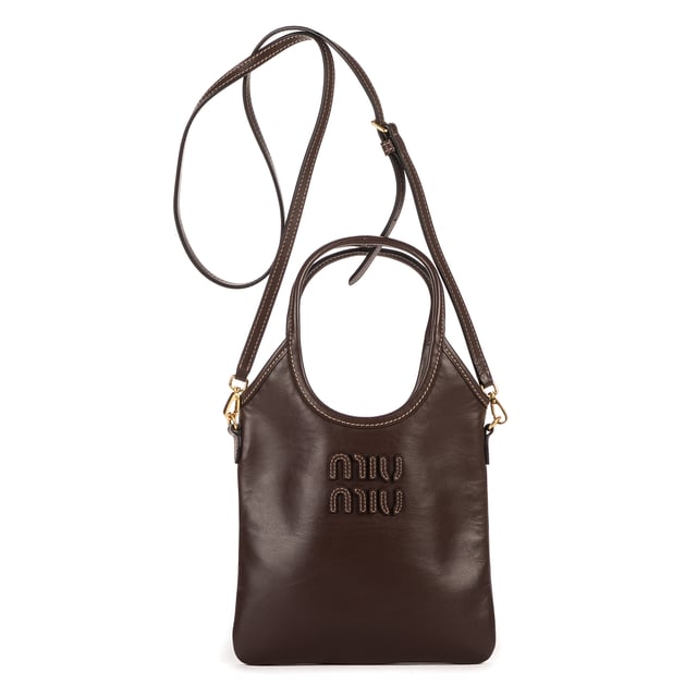Miu Miu Bolsas Ivy Tote Mini Bolso bandolera en Marrón oscuro Piel de becerro y Oro hardware. El producto está en en Perfectas Condiciones (AA).
  Dimensiones: 19.5x23x1 cm 
  Accesorios incluidos: Strap; Dustbag
    
  BrandCo Paris encuentra artículos raros y en las mejores condiciones a precios increíbles. ¡Vale la pena tener paciencia! Compra con confianza: todos los artículos de BrandCo Paris son seleccionados y autenticados cuidadosamente por nuestro equipo de expertos.
  Todos los artículos vienen con un certificado de autenticidad y un embalaje entregado por BrandCo Paris.
  Tabla de clasificación de la condición del artículo
  N (como nuevo)
  AA (perfecto estado)
  A (excelente estado)
  AB (muy buen estado)
  B (bueno/regular)