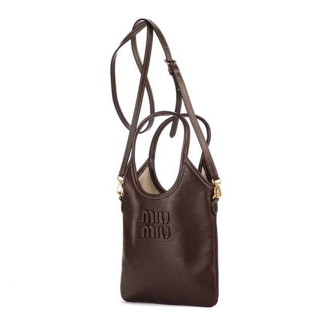 Miu Miu Bolsas Ivy Tote Mini Bolso bandolera en Marrón oscuro Piel de becerro y Oro hardware. El producto está en en Perfectas Condiciones (AA).
  Dimensiones: 19.5x23x1 cm 
  Accesorios incluidos: Strap; Dustbag
    
  BrandCo Paris encuentra artículos raros y en las mejores condiciones a precios increíbles. ¡Vale la pena tener paciencia! Compra con confianza: todos los artículos de BrandCo Paris son seleccionados y autenticados cuidadosamente por nuestro equipo de expertos.
  Todos los artículos vienen con un certificado de autenticidad y un embalaje entregado por BrandCo Paris.
  Tabla de clasificación de la condición del artículo
  N (como nuevo)
  AA (perfecto estado)
  A (excelente estado)
  AB (muy buen estado)
  B (bueno/regular)