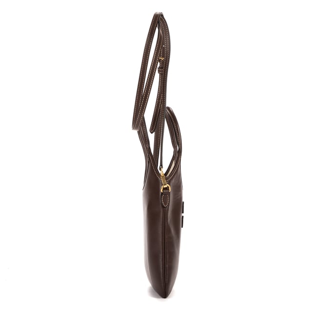 Miu Miu Bolsas Ivy Tote Mini Bolso bandolera en Marrón oscuro Piel de becerro y Oro hardware. El producto está en en Perfectas Condiciones (AA).
  Dimensiones: 19.5x23x1 cm 
  Accesorios incluidos: Strap; Dustbag
    
  BrandCo Paris encuentra artículos raros y en las mejores condiciones a precios increíbles. ¡Vale la pena tener paciencia! Compra con confianza: todos los artículos de BrandCo Paris son seleccionados y autenticados cuidadosamente por nuestro equipo de expertos.
  Todos los artículos vienen con un certificado de autenticidad y un embalaje entregado por BrandCo Paris.
  Tabla de clasificación de la condición del artículo
  N (como nuevo)
  AA (perfecto estado)
  A (excelente estado)
  AB (muy buen estado)
  B (bueno/regular)