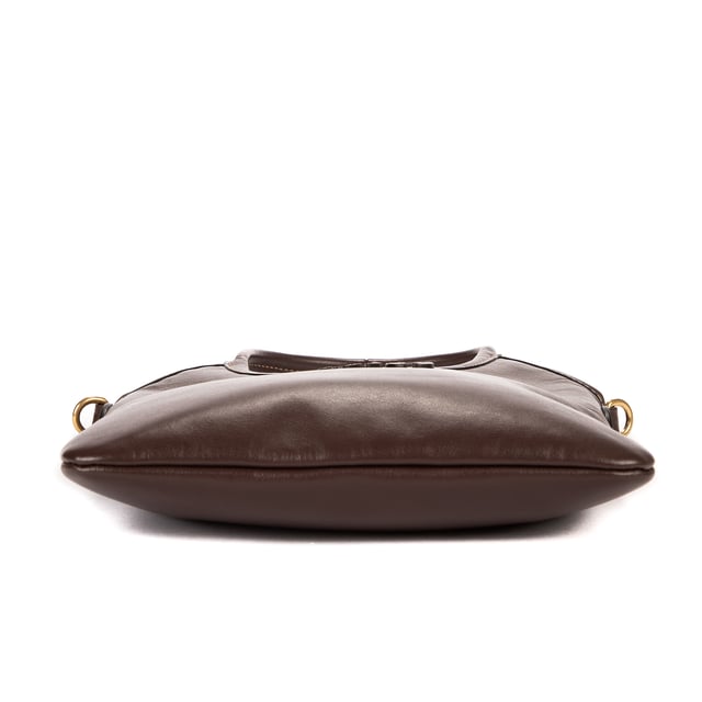Miu Miu Bolsas Ivy Tote Mini Bolso bandolera en Marrón oscuro Piel de becerro y Oro hardware. El producto está en en Perfectas Condiciones (AA).
  Dimensiones: 19.5x23x1 cm 
  Accesorios incluidos: Strap; Dustbag
    
  BrandCo Paris encuentra artículos raros y en las mejores condiciones a precios increíbles. ¡Vale la pena tener paciencia! Compra con confianza: todos los artículos de BrandCo Paris son seleccionados y autenticados cuidadosamente por nuestro equipo de expertos.
  Todos los artículos vienen con un certificado de autenticidad y un embalaje entregado por BrandCo Paris.
  Tabla de clasificación de la condición del artículo
  N (como nuevo)
  AA (perfecto estado)
  A (excelente estado)
  AB (muy buen estado)
  B (bueno/regular)