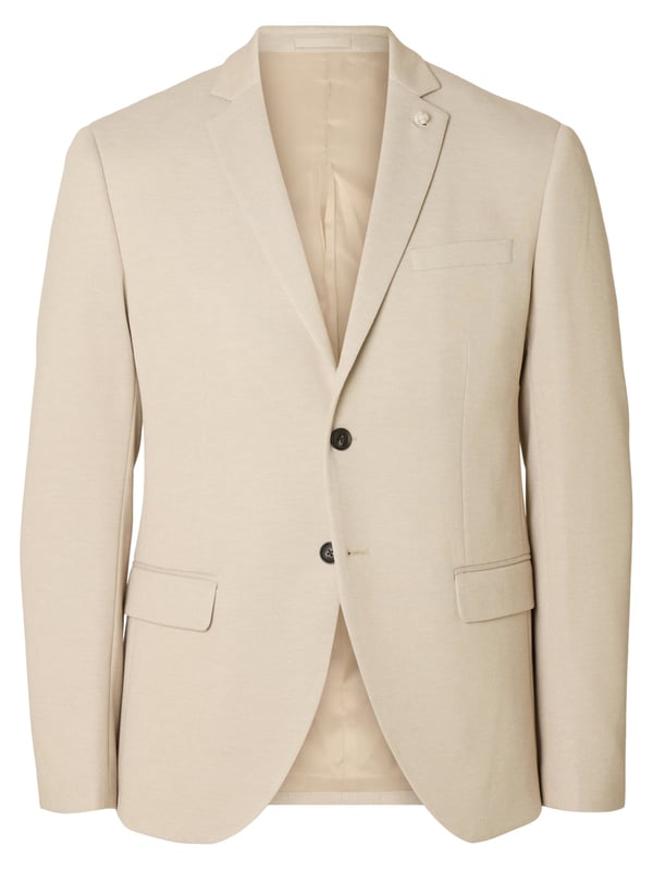 Dieses Sakko für Herren überzeugt mit einer schmalen Passform und einem eleganten, modernen Schnitt. Das fallende Revers verleiht dem Design eine klassische Note und sorgt für einen stilvollen Auftritt. Einreihig gearbeitet und mit zwei Knöpfen ausgestattet, bietet es eine zeitlose Silhouette. Die beiden Pattentaschen ergänzen das stilvolle Gesamtbild und bieten funktionale Details. Am Rücken sorgt ein doppelter Schlitz für optimale Bewegungsfreiheit und einen perfekten Sitz. Zierknöpfe am Ärmelabschluss runden das Design mit feinem Tailoring-Flair ab. Die hochwertige Verarbeitung steht für Qualität und Langlebigkeit. Vielseitig kombinierbar – ob zu formellen Anlässen oder im Business-Alltag. Dieses Sakko bringt Eleganz und Stil in jeden Kleiderschrank. Ein echtes Essential für einen souveränen Auftritt.
