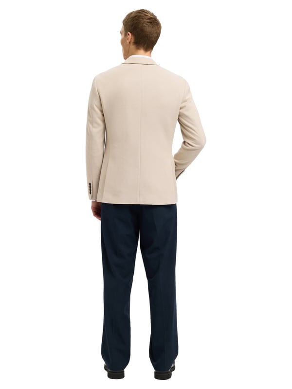 Dieses Sakko für Herren überzeugt mit einer schmalen Passform und einem eleganten, modernen Schnitt. Das fallende Revers verleiht dem Design eine klassische Note und sorgt für einen stilvollen Auftritt. Einreihig gearbeitet und mit zwei Knöpfen ausgestattet, bietet es eine zeitlose Silhouette. Die beiden Pattentaschen ergänzen das stilvolle Gesamtbild und bieten funktionale Details. Am Rücken sorgt ein doppelter Schlitz für optimale Bewegungsfreiheit und einen perfekten Sitz. Zierknöpfe am Ärmelabschluss runden das Design mit feinem Tailoring-Flair ab. Die hochwertige Verarbeitung steht für Qualität und Langlebigkeit. Vielseitig kombinierbar – ob zu formellen Anlässen oder im Business-Alltag. Dieses Sakko bringt Eleganz und Stil in jeden Kleiderschrank. Ein echtes Essential für einen souveränen Auftritt.