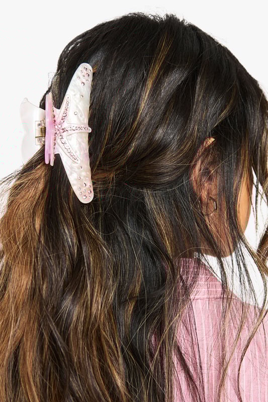 Striking starfish design with sparkling diamante embellishments
        Secure claw clip mechanism for effortless styling
        Textured detailing mimicking natural starfish features
        Generous size perfect for securing medium to thick hair
        Versatile accessory that adds a touch of coastal charm to any look
    
    Transform your tresses with this eye-catching diamante starfish claw clip from Boohoo. The perfect companion for beach days and summer getaways, this statement hair accessory brings coastal vibes to your everyday style. Secure half-up styles with ease or twist your hair into a casual updo for instant seaside sophistication. The sparkling diamante details catch the light beautifully, adding a subtle shimmer to your look whether you're lounging by the pool or enjoying sunset cocktails. Pair with flowing maxi dresses and sandals for daytime beach club chic, or use to accent loose waves for evening resort dining. This versatile clip works wonderfully with both casual and dressed-up holiday ensembles, making it an essential addition to your summer accessories collection.