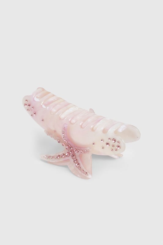 Striking starfish design with sparkling diamante embellishments
        Secure claw clip mechanism for effortless styling
        Textured detailing mimicking natural starfish features
        Generous size perfect for securing medium to thick hair
        Versatile accessory that adds a touch of coastal charm to any look
    
    Transform your tresses with this eye-catching diamante starfish claw clip from Boohoo. The perfect companion for beach days and summer getaways, this statement hair accessory brings coastal vibes to your everyday style. Secure half-up styles with ease or twist your hair into a casual updo for instant seaside sophistication. The sparkling diamante details catch the light beautifully, adding a subtle shimmer to your look whether you're lounging by the pool or enjoying sunset cocktails. Pair with flowing maxi dresses and sandals for daytime beach club chic, or use to accent loose waves for evening resort dining. This versatile clip works wonderfully with both casual and dressed-up holiday ensembles, making it an essential addition to your summer accessories collection.