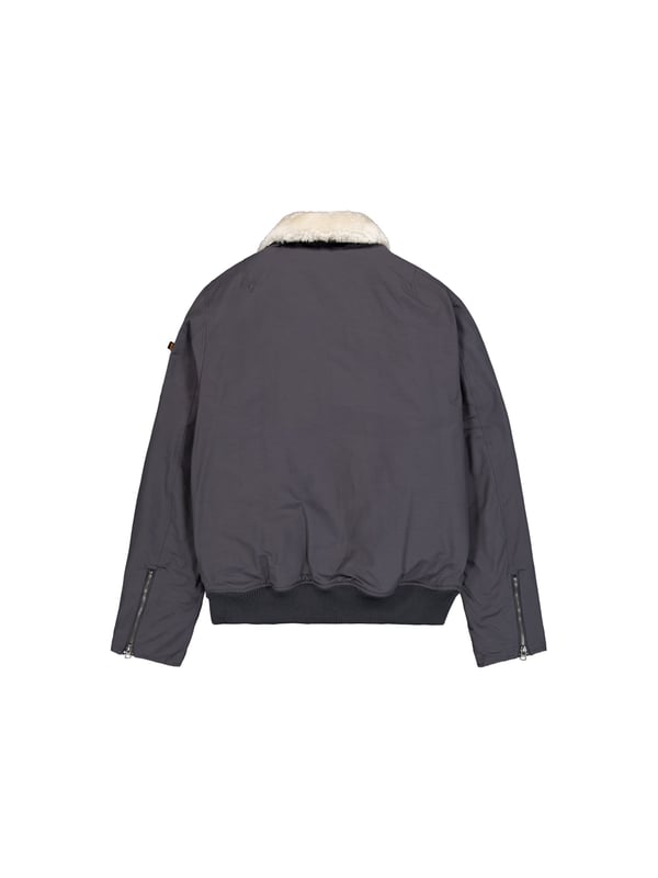 Esta bomber jacket para hombres en corte regular combina un estilo atemporal con detalles modernos. El acogedor cuello de felpa de terciopelo le da al look una dosis extra de calidez y comodidad. Un cierre de cremallera completo y puños elásticos en el dobladillo garantizan un ajuste perfecto. Los puños con cremallera ofrecen opciones adicionales de ajuste y subrayan el estilo moderno. Los prácticos bolsillos exteriores con cremallera, un bolsillo interior con botón a presión y un bolsillo con cremallera en la manga ofrecen amplio espacio de almacenamiento. Fabricada con material de alta calidad, esta chaqueta es robusta y duradera. La etiqueta en la manga completa el diseño de manera brillante y convierte a la chaqueta en el acompañante ideal para hombres con estilo. ¡Comodidad de uso garantizada!