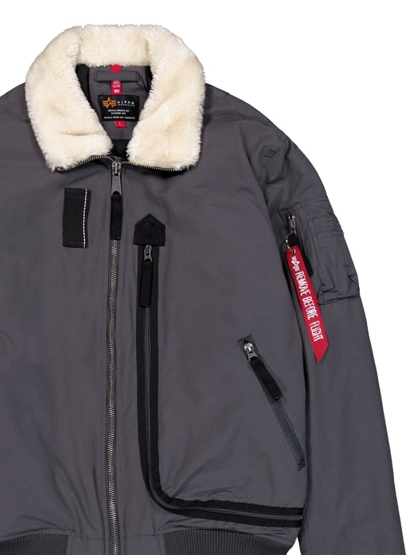 Esta bomber jacket para hombres en corte regular combina un estilo atemporal con detalles modernos. El acogedor cuello de felpa de terciopelo le da al look una dosis extra de calidez y comodidad. Un cierre de cremallera completo y puños elásticos en el dobladillo garantizan un ajuste perfecto. Los puños con cremallera ofrecen opciones adicionales de ajuste y subrayan el estilo moderno. Los prácticos bolsillos exteriores con cremallera, un bolsillo interior con botón a presión y un bolsillo con cremallera en la manga ofrecen amplio espacio de almacenamiento. Fabricada con material de alta calidad, esta chaqueta es robusta y duradera. La etiqueta en la manga completa el diseño de manera brillante y convierte a la chaqueta en el acompañante ideal para hombres con estilo. ¡Comodidad de uso garantizada!
