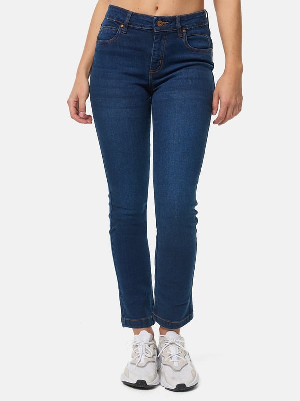 •Moderne & zeitlose Damen Straight Leg Jeans von Tazzio

•Verschluss: Reißverschluss (verdeckter Zip Fly)
•Hosentaschen: Eingrifftaschen, Gesäßtaschen
•4-Pocket-Style
•Stretchanteil für eine optimale Passform
•Gürtelschlaufen
•Unifarben
•Ton-in-Ton-Nähte
•Hochwertiges Material & bequem zu tragen
•Ideale Damen Jeans das ganze Jahr

Passform
•Passform: Schmal
•Schnitt: Figurbetont
•Länge: Knöchellang
•Leibhöhe: Normal

Material & Pflege
•Material Oberstoff: 97% Baumwolle, 3% Elasthan
•Materialkonstruktion: Denim/Jeans
•Elastizität: Leicht elastisch
•Pflegehinweise: Maschinenwäsche