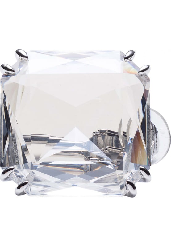 Der Mesmera Cry Square Einzelohrring 5600756 ist ein origineller transparenter Kristall-Ohrclip mit quadratischer Form.\n Wird einzeln verkauft und sein großer Kristall im Trillion-Schliff stiehlt die Show.\n Es kann alleine getragen oder mit anderen Designs für skurrile und lustige Kombinationen kombiniert werden!\n Designerin: Giovanna Engelber\n Maßnahmen: Abmessungen: 2,4 x 2,4 cm.\n Komposition: Kristall, rhodiniert\n Pflege:\nVermeiden Sie den Kontakt mit Cremes, Parfüms und Reinigungsmitteln, die das Produkt beschädigen könnten. Um den Glanz zu erhalten, empfehlen wir Ihnen, es nur mit einem weichen Tuch zu reinigen.