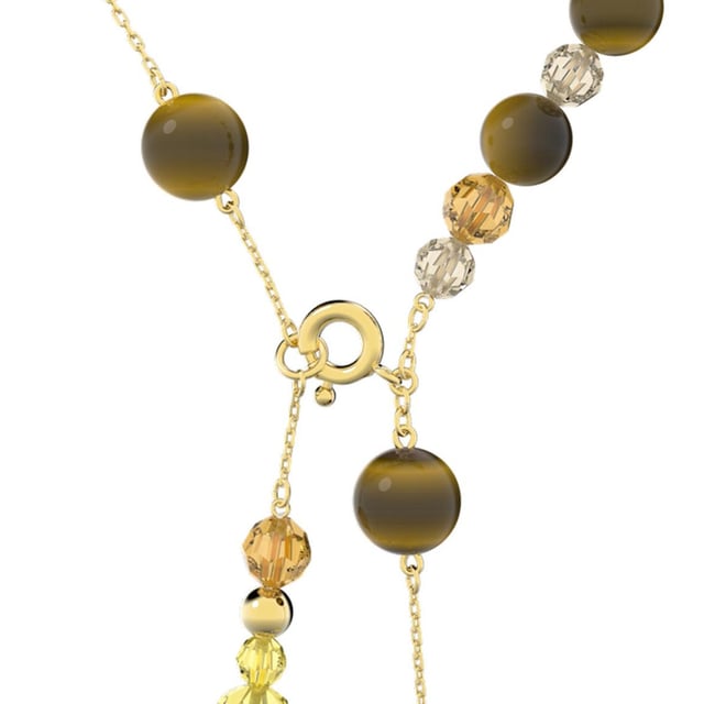 El collar Swarovski Somnia es una pieza de joyería excepcional que combina elegancia elegante y estilo boho chic moderno.\nCon su armoniosa mezcla de ojo de tigre, nácar y cristales en tonos tierra neutros, engastados en una capa de aleación de oro, este collar agregará un brillo especial a cualquier conjunto.\nPerfecto para superponer o como elemento destacado, este collar hace que cada conjunto sea único y radiante.\nJoya con baño de oro y cristales multicolores. Este collar está firmado por la directora creativa Giovanna Engelbert para la Colección II.\n Medidas: Longitud: 47cm\n Composición: Material: Cristales Swarovski, ojo de tigre, capa de aleación de oro.\n Cuidados:\nEvite el contacto con cremas, perfumes y detergentes que puedan dañar el producto. Para mantener el brillo, le recomendamos limpiarlo solo con un paño suave.