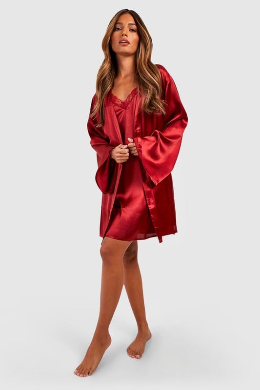Flare Sleeve Tie Waist Satin Robe Luxurious satin finish that catches the light beautifully for a glamorous bedtime look
Dramatic flare sleeves that add a touch of elegance to your nightwear collection
Adjustable tie waist belt for a customised fit that flatters your silhouette
V-neckline design that creates a feminine and flattering frame
Mid-thigh length offering comfortable coverage whilst maintaining a stylish aesthetic
Transform your nightwear collection with this stunning satin robe from Boohoo. The sumptuous fabric glides against the skin for ultimate comfort, whilst the statement flare sleeves add a touch of drama to your evening routine. The adjustable tie waist allows you to create the perfect silhouette, whether worn loosely or cinched in. This versatile piece works brilliantly as part of a coordinated set with a matching slip or cami and shorts, or simply on its own for those warmer evenings. Perfect for lounging at home or packing for a weekend getaway, this robe combines practicality with style. The fluid drape of the fabric creates an effortlessly chic look that will make bedtime feel like a luxury experience every night.
