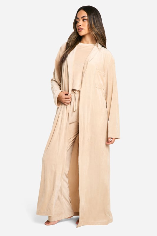 Luxuriously soft fleece fabric for ultimate comfort
        Full-length design for complete coverage
        Ribbed texture adds a stylish touch
        Belted waist for a customisable fit
        Versatile open front for easy wear
    
    Wrap yourself in cosy comfort with this ribbed fleece dressing gown from Boohoo. Perfect for lazy mornings and relaxing evenings, this full-length robe offers both warmth and style. The textured ribbed design adds a fashionable element to your nightwear collection, while the belted waist allows you to adjust the fit to your liking. Whether you're enjoying a cup of tea on the sofa or getting ready for bed, this versatile piece is an essential addition to your loungewear wardrobe. Pair it with your favourite pyjamas or wear it over a nightie for a complete look that's both practical and on-trend. Ideal for year-round use, this dressing gown is a must-have for the fashion-forward woman who values comfort without compromising on style.