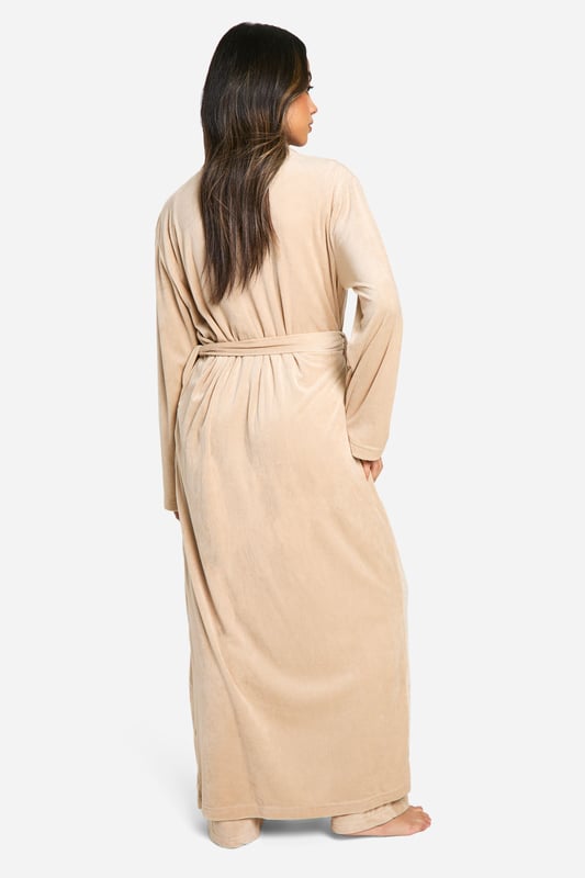 Luxuriously soft fleece fabric for ultimate comfort
        Full-length design for complete coverage
        Ribbed texture adds a stylish touch
        Belted waist for a customisable fit
        Versatile open front for easy wear
    
    Wrap yourself in cosy comfort with this ribbed fleece dressing gown from Boohoo. Perfect for lazy mornings and relaxing evenings, this full-length robe offers both warmth and style. The textured ribbed design adds a fashionable element to your nightwear collection, while the belted waist allows you to adjust the fit to your liking. Whether you're enjoying a cup of tea on the sofa or getting ready for bed, this versatile piece is an essential addition to your loungewear wardrobe. Pair it with your favourite pyjamas or wear it over a nightie for a complete look that's both practical and on-trend. Ideal for year-round use, this dressing gown is a must-have for the fashion-forward woman who values comfort without compromising on style.