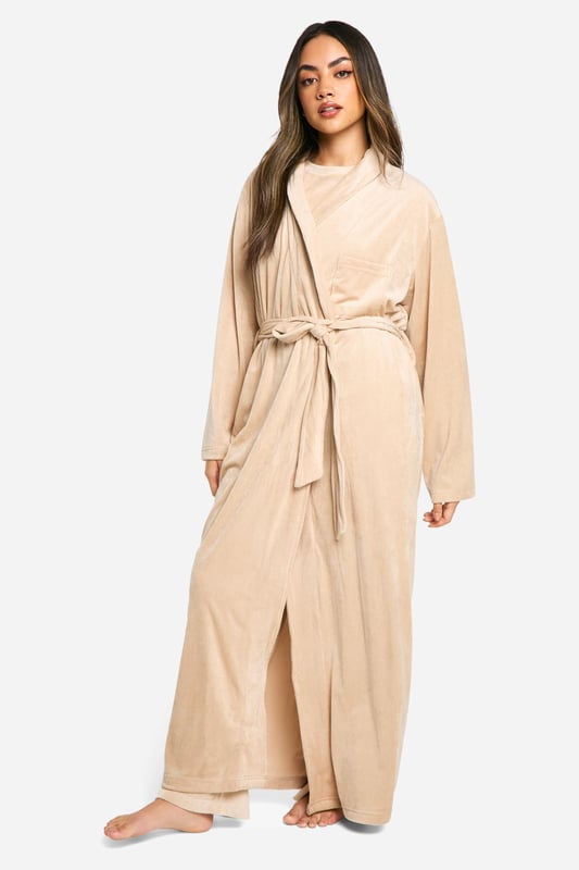 Luxuriously soft fleece fabric for ultimate comfort
        Full-length design for complete coverage
        Ribbed texture adds a stylish touch
        Belted waist for a customisable fit
        Versatile open front for easy wear
    
    Wrap yourself in cosy comfort with this ribbed fleece dressing gown from Boohoo. Perfect for lazy mornings and relaxing evenings, this full-length robe offers both warmth and style. The textured ribbed design adds a fashionable element to your nightwear collection, while the belted waist allows you to adjust the fit to your liking. Whether you're enjoying a cup of tea on the sofa or getting ready for bed, this versatile piece is an essential addition to your loungewear wardrobe. Pair it with your favourite pyjamas or wear it over a nightie for a complete look that's both practical and on-trend. Ideal for year-round use, this dressing gown is a must-have for the fashion-forward woman who values comfort without compromising on style.