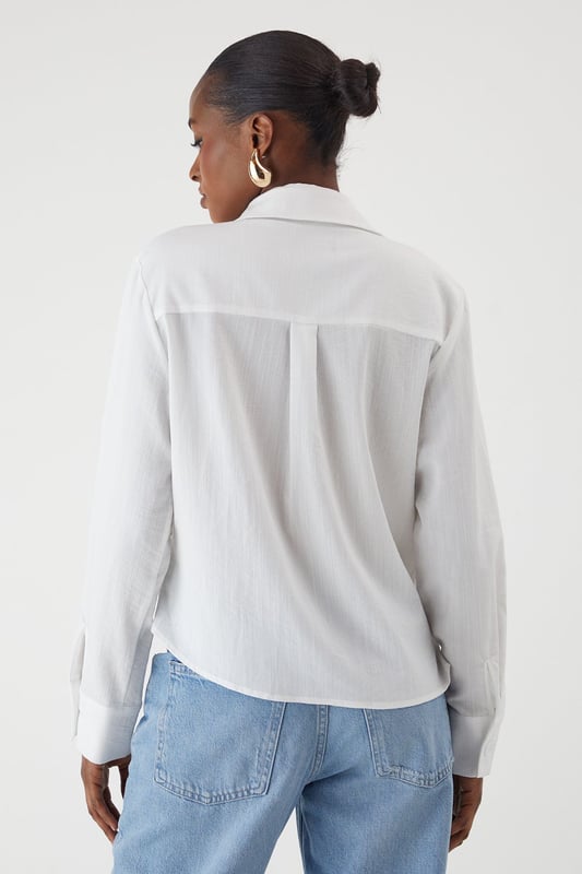 Linen Look Tie Side Oversized Shirt Oversized fit with distinctive side tie detail for versatile styling options
Textured linen-look fabric offering a relaxed yet polished appearance
Classic collar design with full-length sleeves for timeless appeal
Coordinating shorts create a chic co-ord set perfect for warm-weather occasions
Relaxed silhouette allows for effortless movement and comfort
This linen-look shirt from MissPap delivers effortless style with its contemporary oversized fit and distinctive side tie detail. The versatile piece can be styled multiple ways - wear it tied at the front with the matching shorts for a coordinated daytime look, or leave it unbuttoned over a crop top and denim shorts for casual gatherings. For a touch of glamour, pair with slim-fit trousers and strappy heels. The textured fabric creates a breezy, summery vibe that's ideal for family barbecues, brunches with the girls, or seaside holidays. Complete the ensemble with statement sunglasses and minimal jewellery for a look that's both relaxed and fashion-forward. The shirt's adaptable nature makes it a wardrobe essential that transitions seamlessly from day to evening, simply by changing your accessories and footwear.