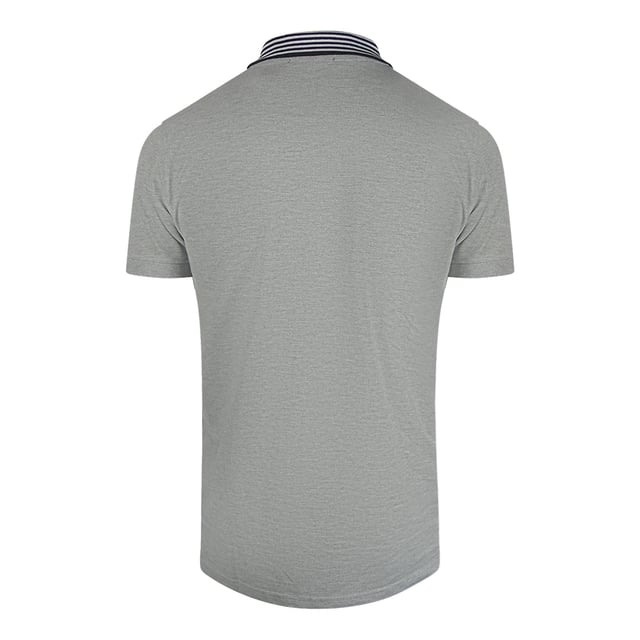 Cavalli Class Gestreepte Kraag Grijs Poloshirt Verrijk je casual garderobe met het Cavalli Class gestreepte kraag grijze poloshirt, gemaakt van 100% premium katoen voor uitzonderlijk comfort en ademend vermogen. Deze polo met korte mouwen heeft een opvallende gestreepte kraag die een verfijnde touch geeft aan het klassieke grijze design, waardoor hij perfect is voor zowel relaxte als smart-casual gelegenheden. Gemaakt in Bangladesh met aandacht voor kwaliteit, biedt het een flatterende pasvorm en duurzaamheid die lang meegaat. Of je het nu combineert met een jeans of chino, dit poloshirt biedt moeiteloze stijl en een tijdloze aantrekkingskracht voor de moderne man