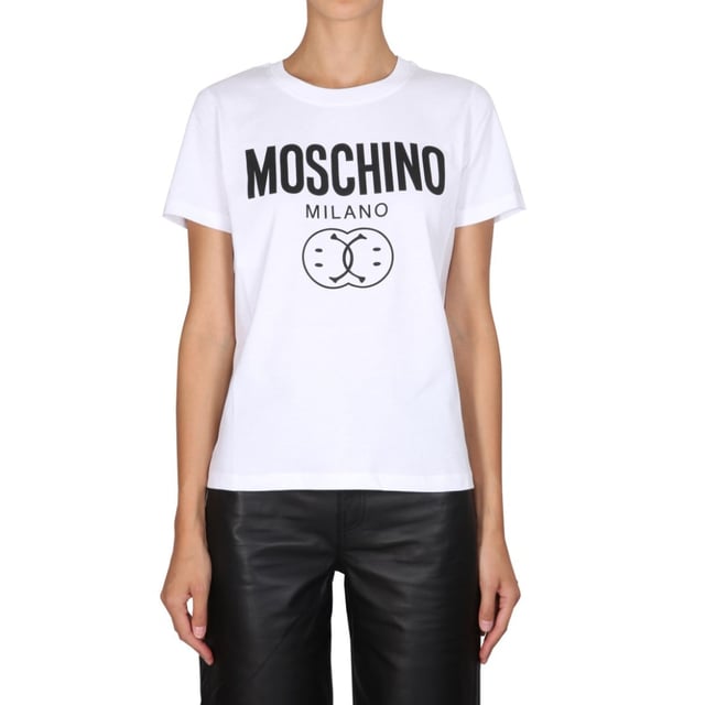 Elevate your casual wardrobe with the Moschino Double Smiley White T-Shirt, a playful yet stylish piece that effortlessly blends comfort and iconic design. Crafted from soft, breathable fabric, this t-shirt ensures all-day comfort while showcasing Moschino's signature bold double smiley graphic. Its crisp white color makes it a versatile staple, perfect for pairing with jeans or layering under jackets. Whether you're heading out for a relaxed day or making a statement with your streetwear, this t-shirt adds a fun, contemporary edge to your look. Embrace effortless style with a touch of Moschino's unique charm. Made in Portugal, 100% Cotton