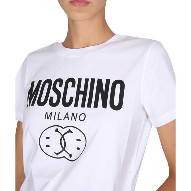 Elevate your casual wardrobe with the Moschino Double Smiley White T-Shirt, a playful yet stylish piece that effortlessly blends comfort and iconic design. Crafted from soft, breathable fabric, this t-shirt ensures all-day comfort while showcasing Moschino's signature bold double smiley graphic. Its crisp white color makes it a versatile staple, perfect for pairing with jeans or layering under jackets. Whether you're heading out for a relaxed day or making a statement with your streetwear, this t-shirt adds a fun, contemporary edge to your look. Embrace effortless style with a touch of Moschino's unique charm. Made in Portugal, 100% Cotton