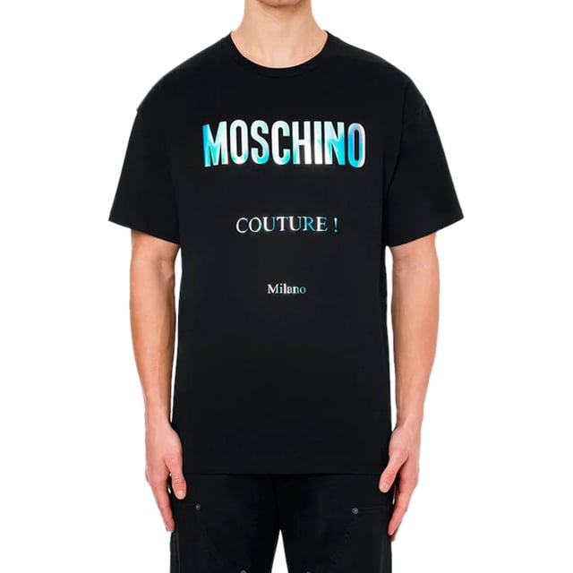 Moschino Couture Milano Reflective Logo Black T-shirt Elevate your wardrobe with the Moschino Couture Milano Reflective Logo Black T-Shirt, a perfect blend of luxury and street style. Crafted with premium materials, this sleek black tee features a striking reflective logo that catches the light, adding a bold, modern edge to your look. Ideal for day-to-night wear, it offers both comfort and standout style, making it a versatile addition to any fashion-forward collection. Experience the iconic Moschino quality and make a confident statement wherever you go. Made in Portugal, 100% Cotton