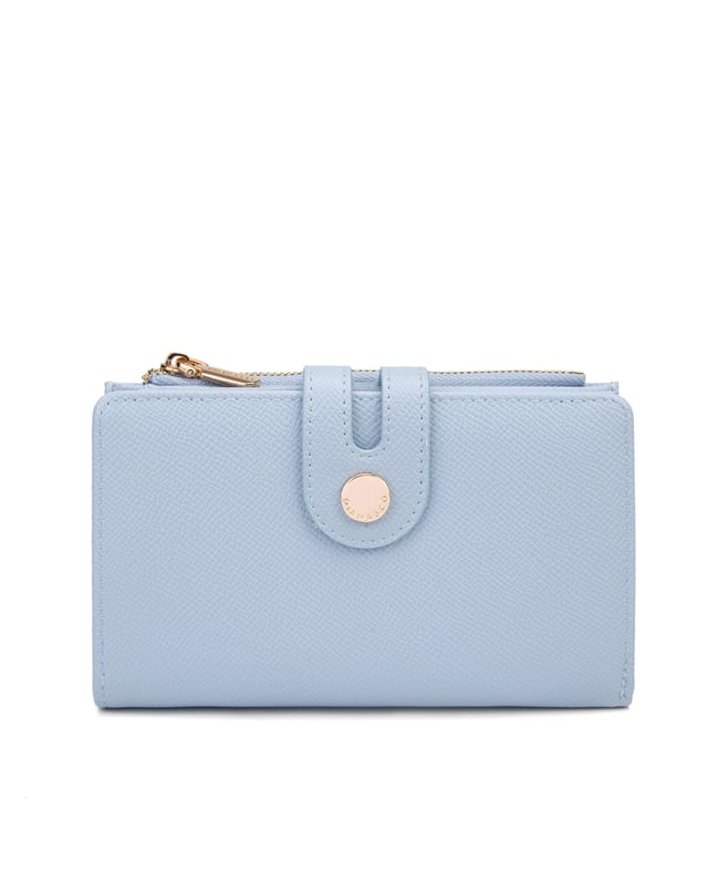 Cartera de mujer. El cierre es con botón magnético. Los bolsillos internos son tarjeteros y porta billetes. Los bolsillos externos están ausentes. Falta la correa para el hombro. Falta el mango. Hay un compartimento interno. El material exterior es Cuero Vegano/Pu. Internamente no está forrado. Medidas: 9,5x15,5x3 cm. Producto de moda