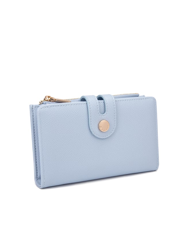 Cartera de mujer. El cierre es con botón magnético. Los bolsillos internos son tarjeteros y porta billetes. Los bolsillos externos están ausentes. Falta la correa para el hombro. Falta el mango. Hay un compartimento interno. El material exterior es Cuero Vegano/Pu. Internamente no está forrado. Medidas: 9,5x15,5x3 cm. Producto de moda